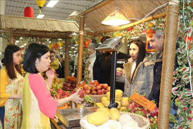 Trong ảnh: Gian hàng hoa quả Việt Nam thu hút du khách. Ảnh: Dương Trí - TTXVN